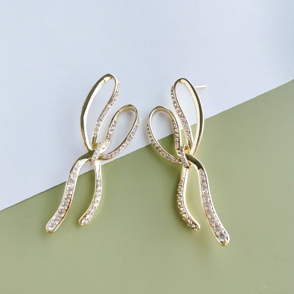 Kendra Scott Sasha White Crystal Statement Earrings in Gold - Picture 3 of 3